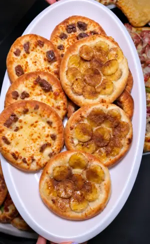 Travessa de esfihas doces de chocolate e de banana com canela