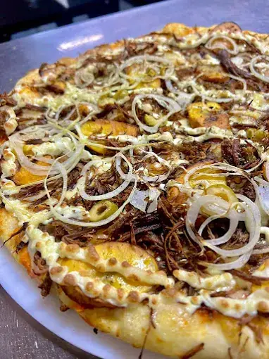 Pizza Lagoa Grande com carne de sol, banana da terra frita e catupiry