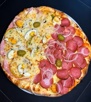 Pizza meia moda com ovo e presunto, meia calabresa com cebola